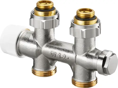 Doppelter Hahnbock aus verchromtem Messing mit zwei seitlichen Anschlüssen und einem zentralen Anschluss zum hydraulischen Abgleich von Heizkoerpern.
